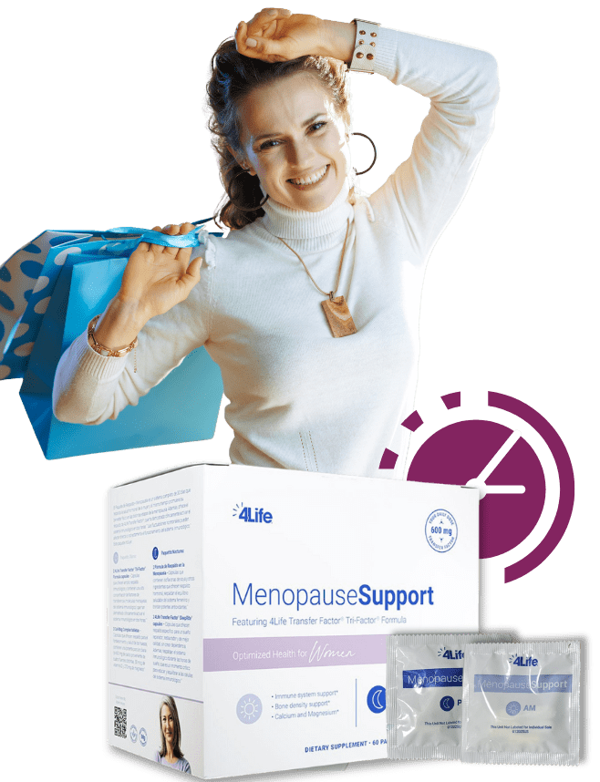 Mujer sonriente sosteniendo suplemento natural para equilibrio hormonal